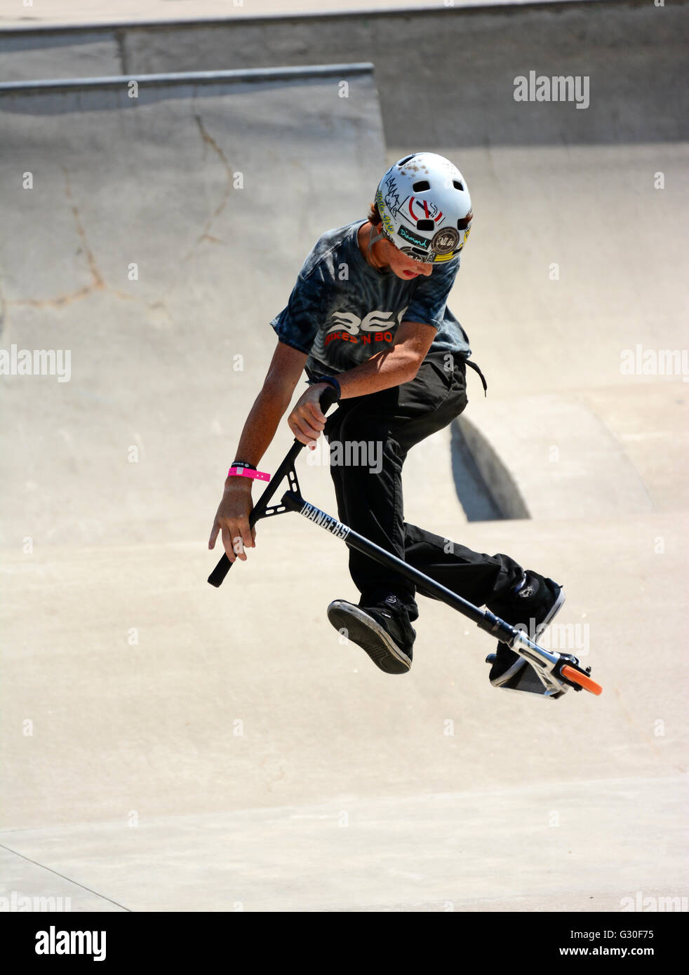 Extreme ride su scooter in skate park, Canada Foto Stock