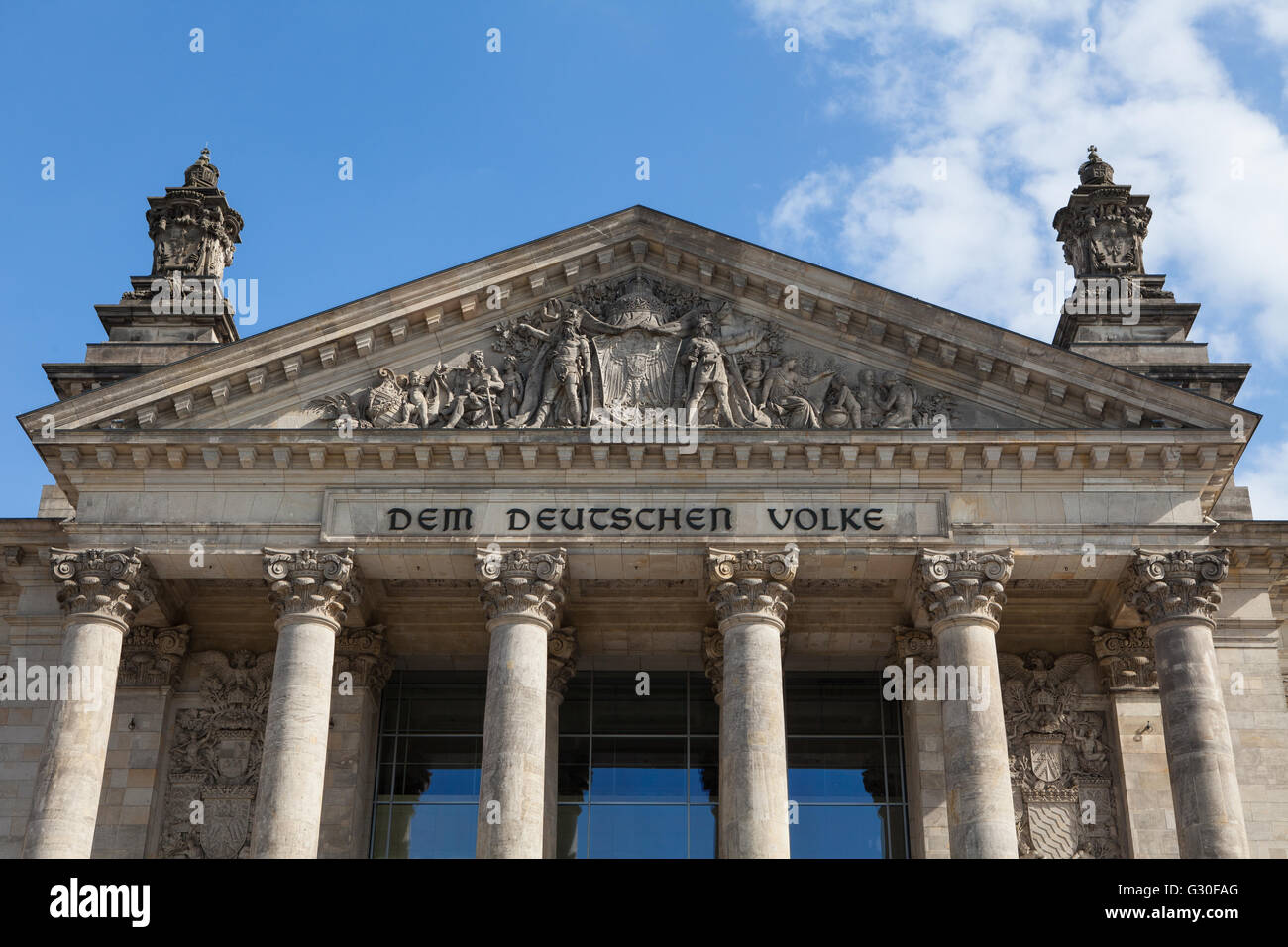 Iscrizione "em Deutschen Volke', per il popolo tedesco, e sollievo nel timpano sopra l'ingresso principale, Edificio del Reichstag Foto Stock