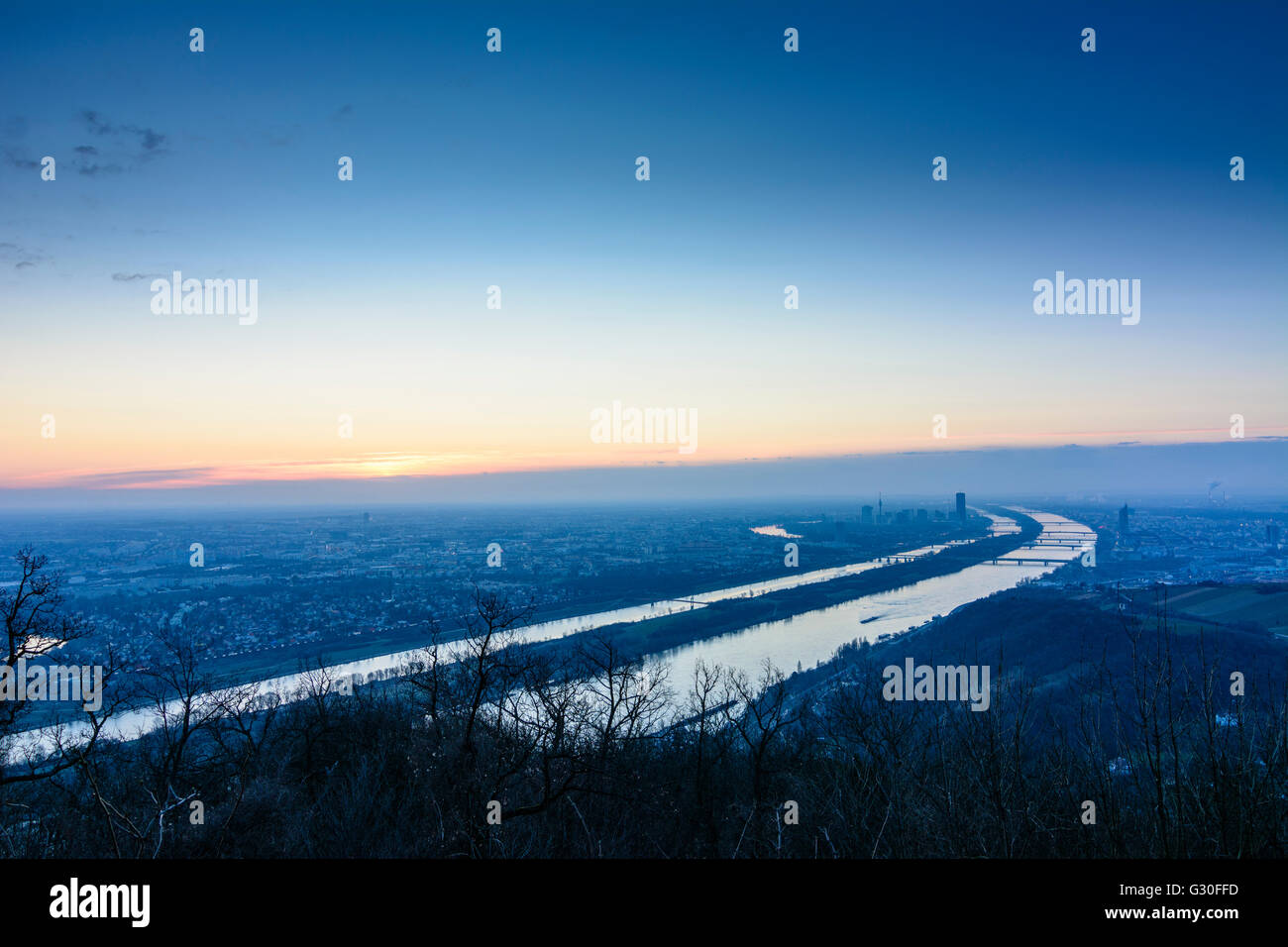 Vista da Leopoldsberg a Vienna con il Vecchio Danubio , Nuovo Danubio e il Danubio a sunrise, Austria Wien 00., Wien, Vienna Foto Stock
