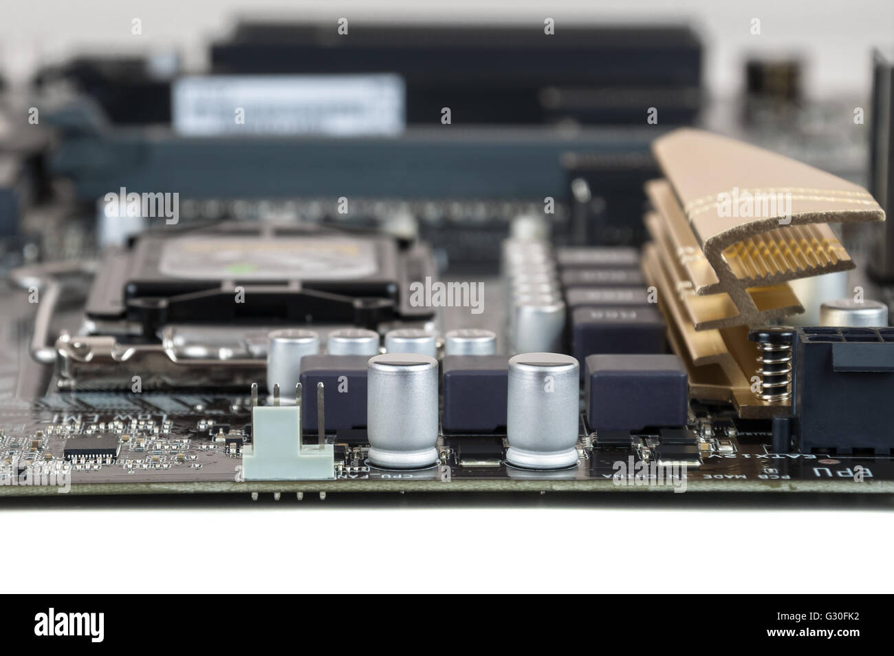 Vista dettagliata del computer nodern scheda madre con condensatori e resistori Foto Stock