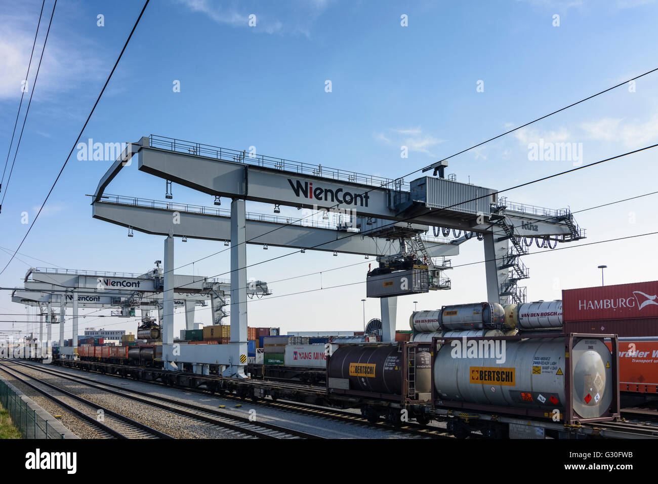 Terminale per container Vienna Freudenau di Wiencont terminale per container azienda con gru pista e contenitore in treno con i contenitori Foto Stock