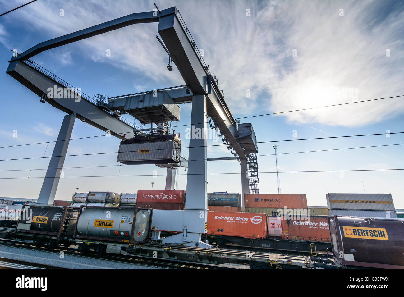 Terminale per container Vienna Freudenau di Wiencont terminale per container azienda con gru pista e contenitore in treno con i contenitori Foto Stock