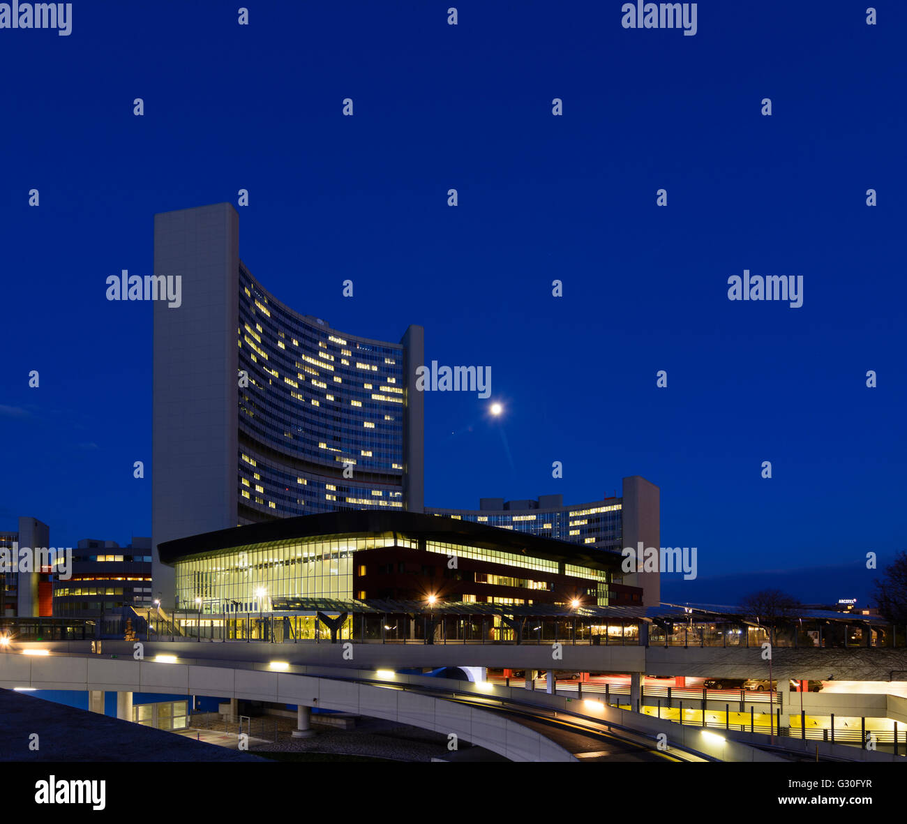 Centro internazionale di Vienna ( VIC , UNO-City ) , in primo piano la conferenza di Vic edificio edificio ( M ) con la luna piena, Au Foto Stock