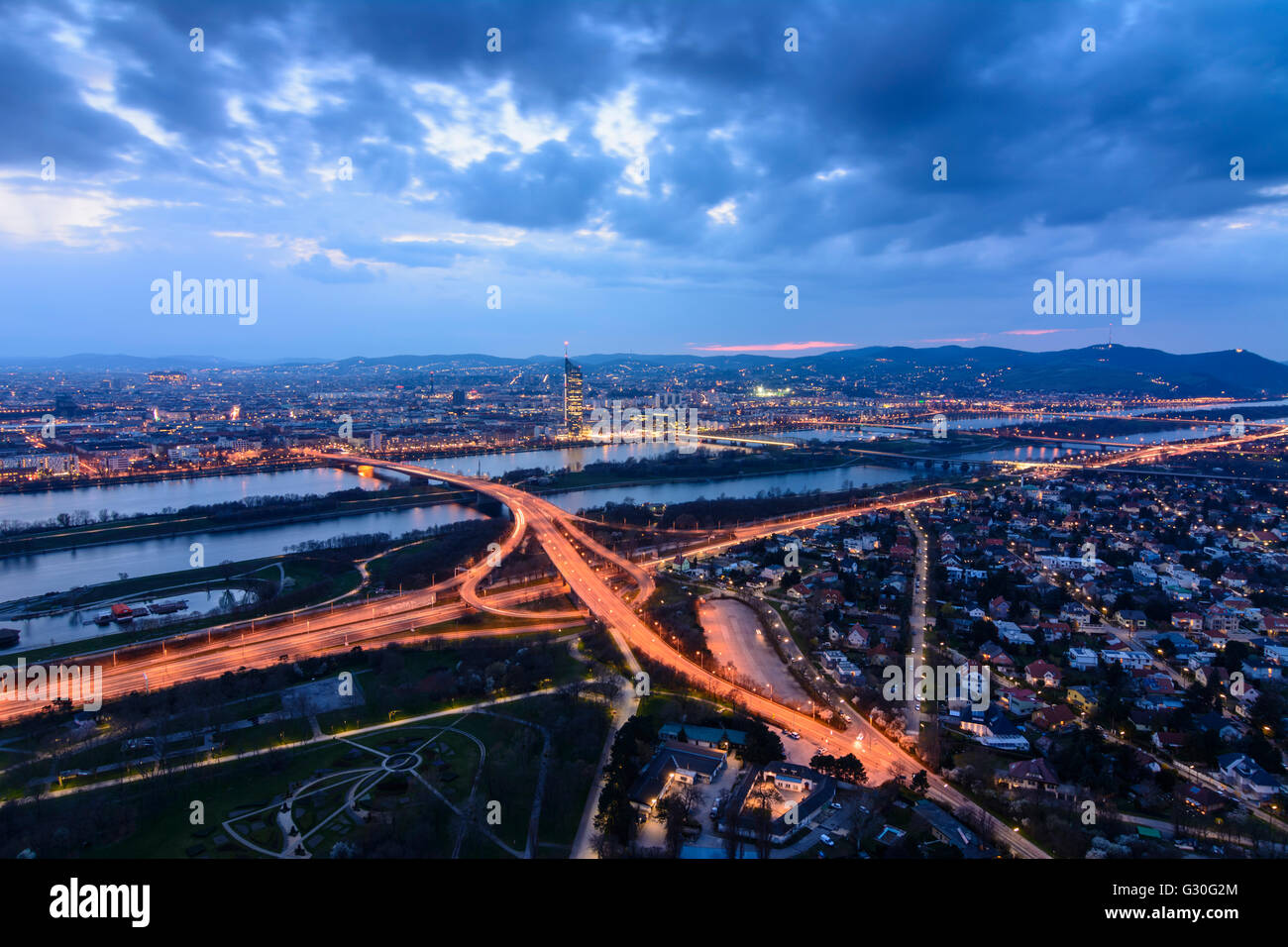 Vista dal Donauturm a Neue Donau , Danubio , Millennium Tower e Wienerwald, Austria Wien 00., Wien, Vienna Foto Stock