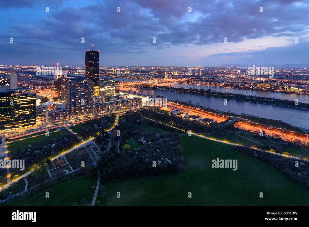 Vista dalla Torre del Danubio a Danube City , DC Tower 1 , Nuovo Danubio , il Danubio e Reichsbrücke, Austria Wien 00., Wien, Vienna Foto Stock