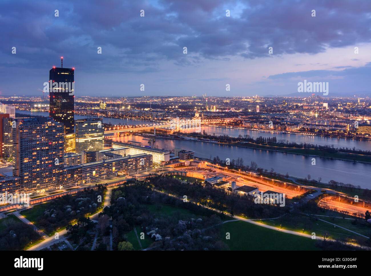 Vista dalla Torre del Danubio a Danube City , DC Tower 1 , Nuovo Danubio , il Danubio e Reichsbrücke, Austria Wien 00., Wien, Vienna Foto Stock