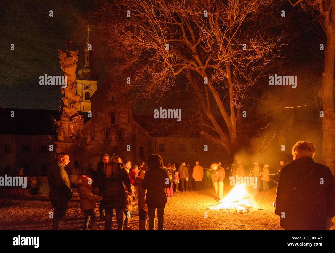 Abbazia di Heiligenkreuz nella Veglia Pasquale con la Pasqua fire, Austria, Niederösterreich, Bassa Austria Wienerwald, Heiligenkreuz Foto Stock