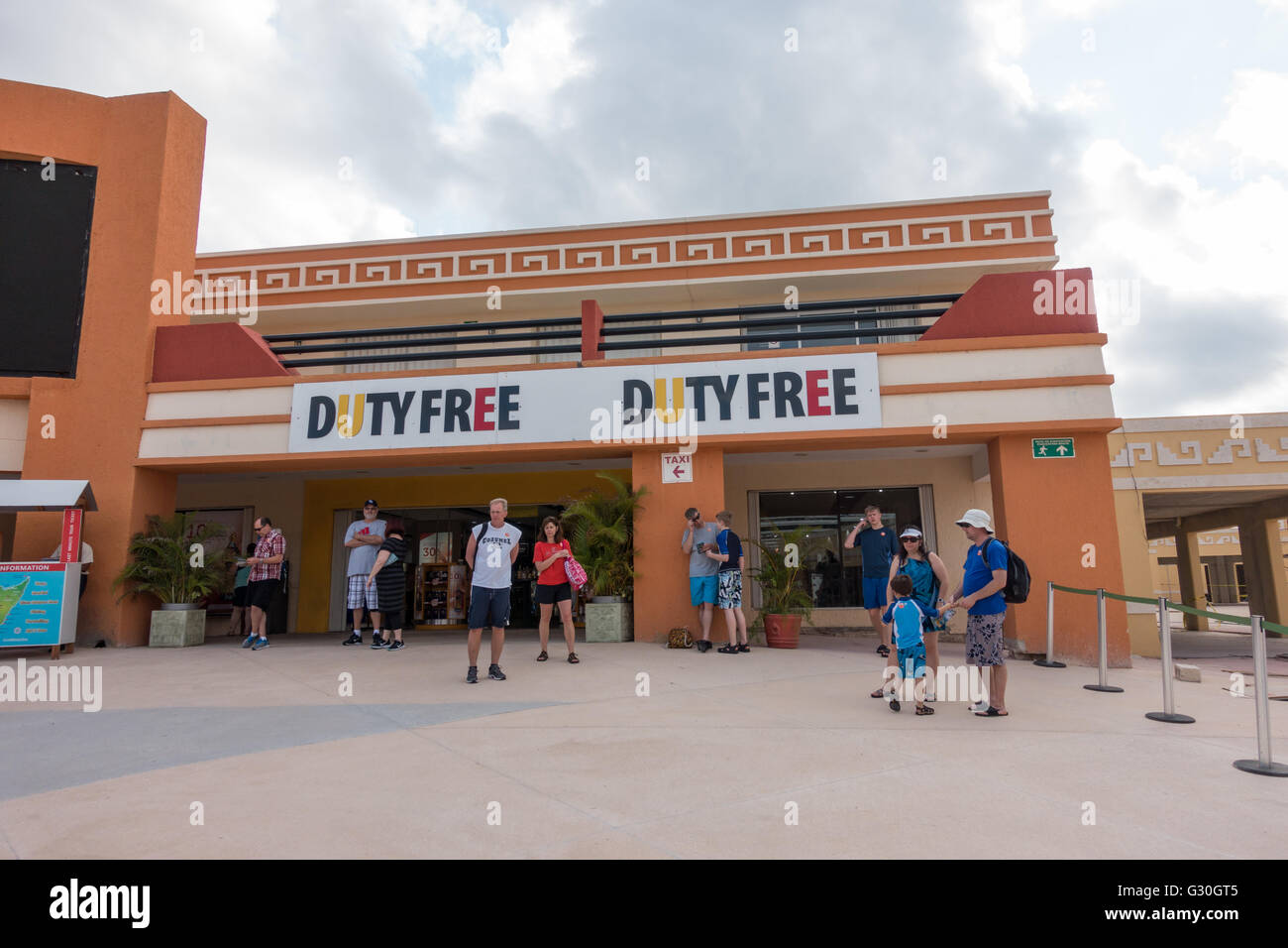 I turisti in attesa per gli autobus di escursione nella parte anteriore di un negozio duty free in Cozumel. Cozumel, Messico Foto Stock