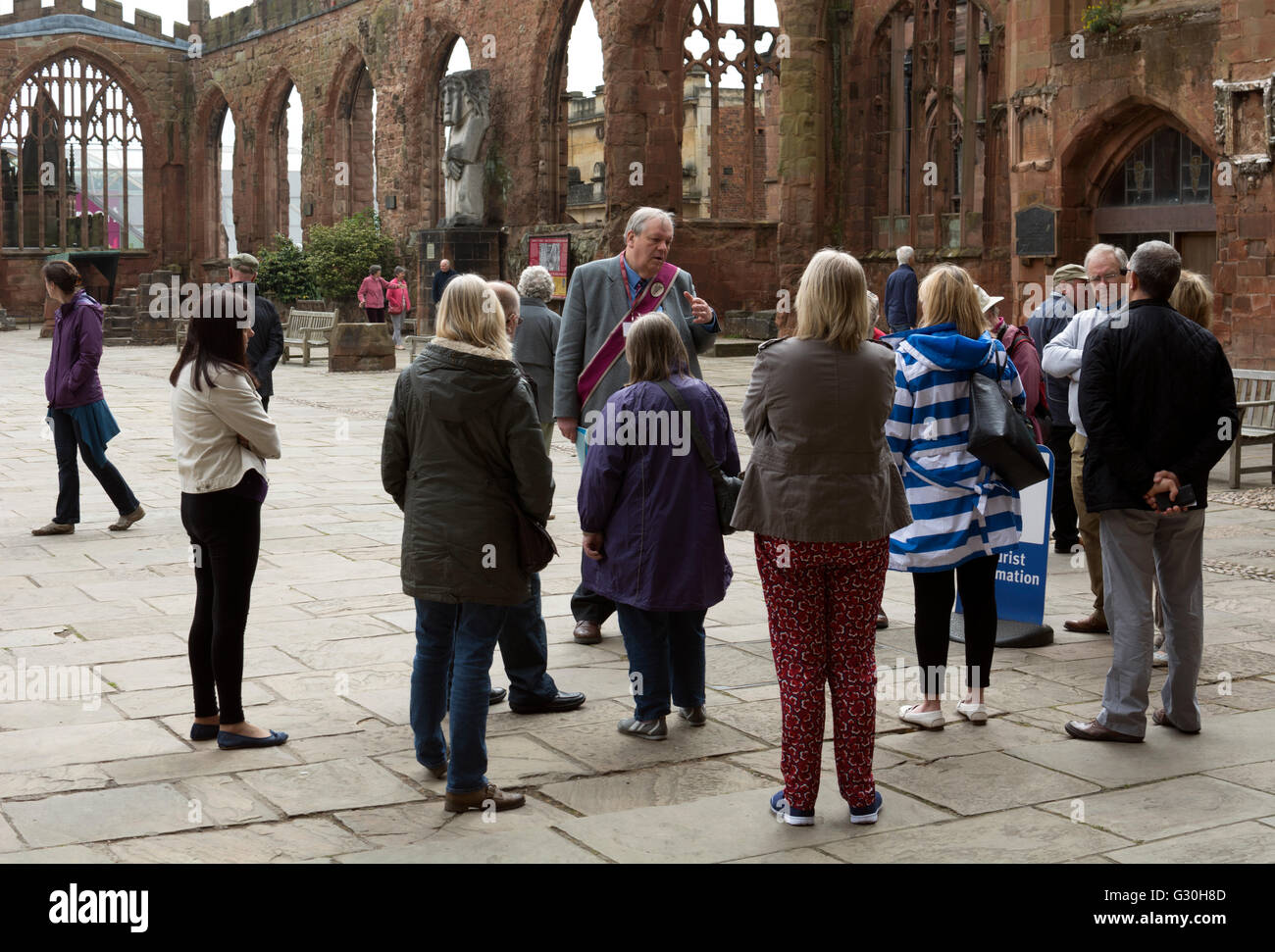 Visita guidata nella vecchia Cattedrale Coventry, Regno Unito Foto Stock