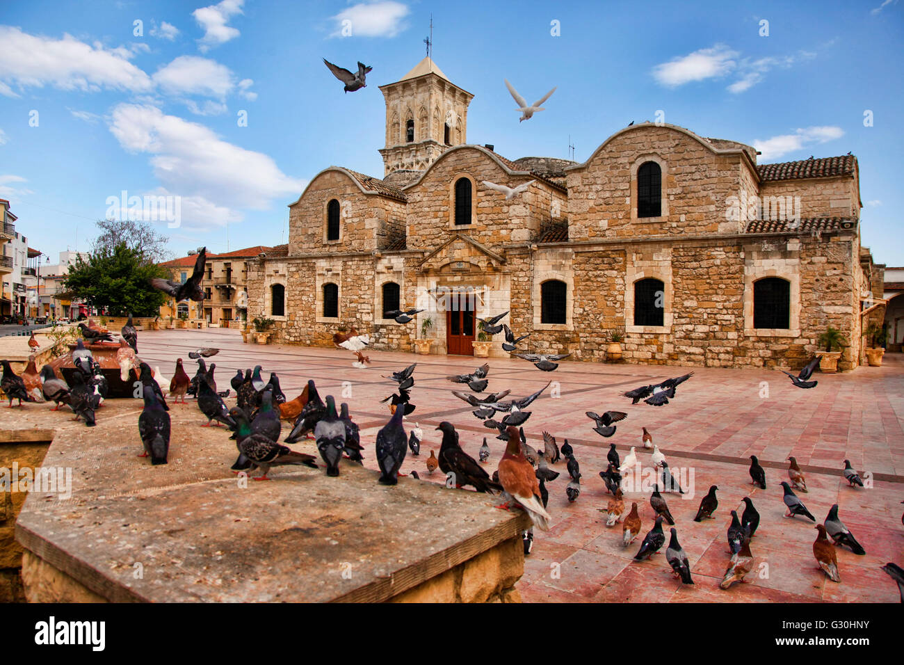 Uccelli che vola al di fuori dell'antico del IX secolo Chiesa greco-ortodossa di Ayios Lazzaro in Larnaca, Cipro del sud. Foto Stock