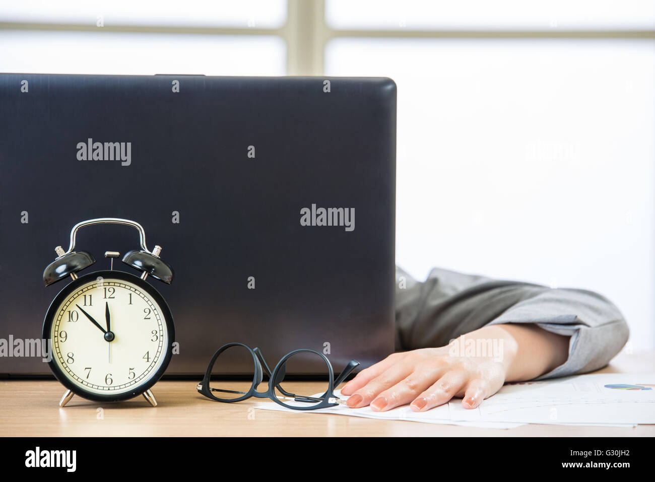 Stanco della donna sono posti letto alla scrivania in ufficio Foto Stock