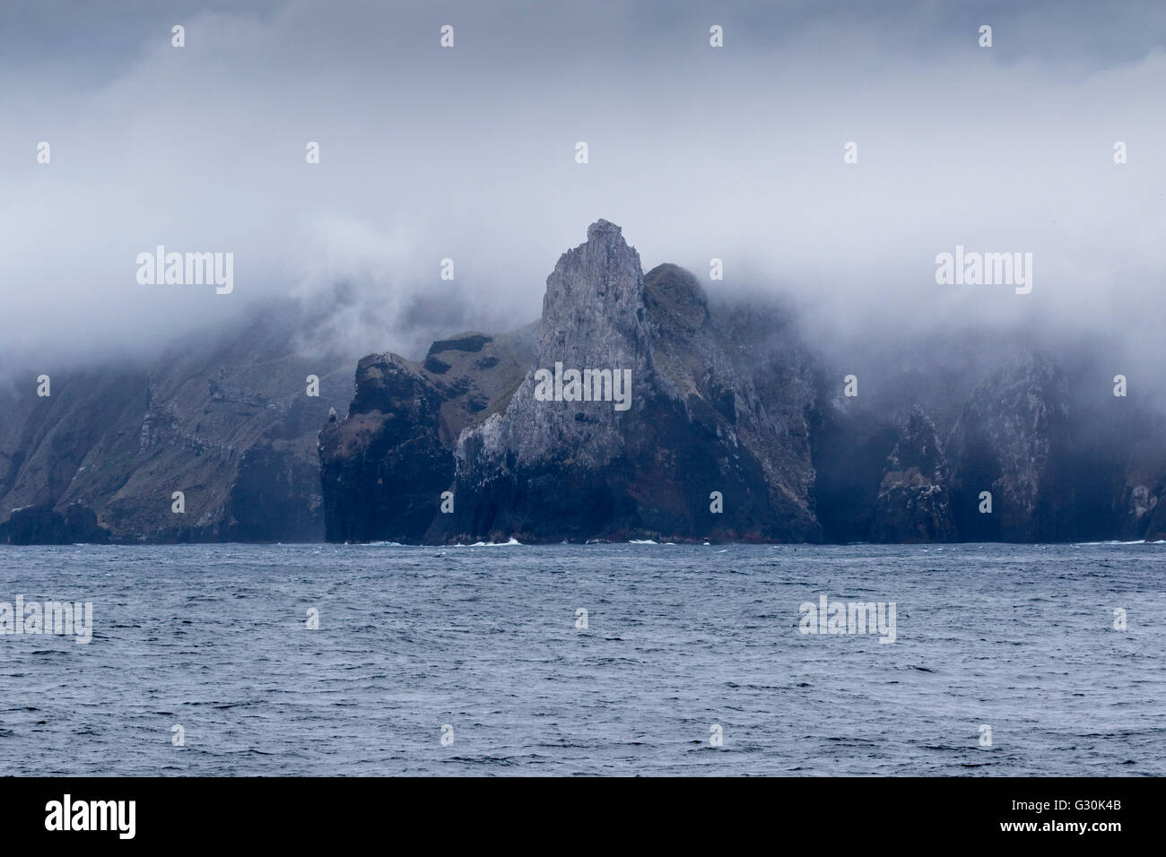 Rocce frastagliate agli antipodi isole, Nuova Zelanda sub-antartiche Foto Stock