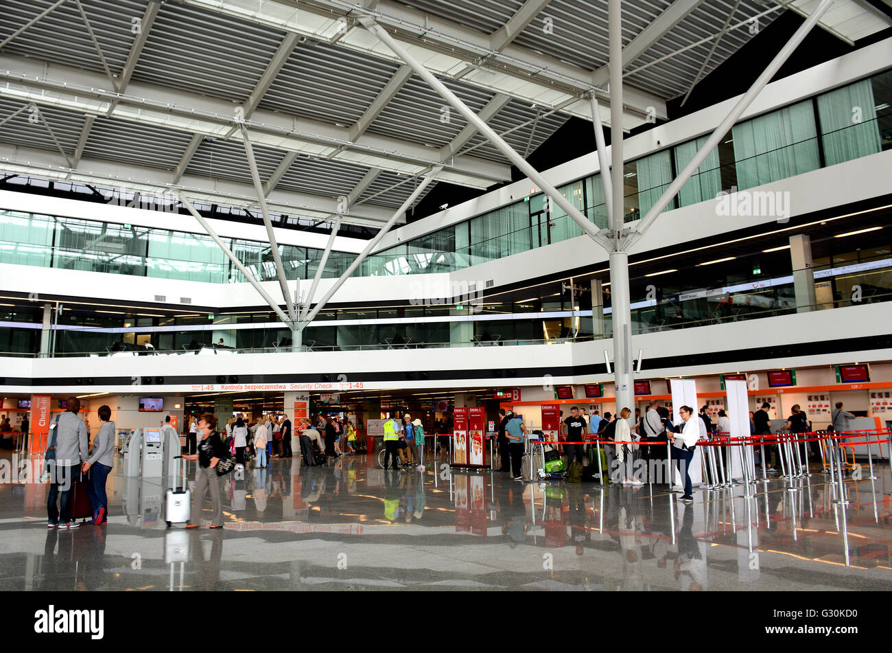 Interno del terminal dell'aeroporto internazionale di Varsavia Frederic Chopin Polonia Foto Stock