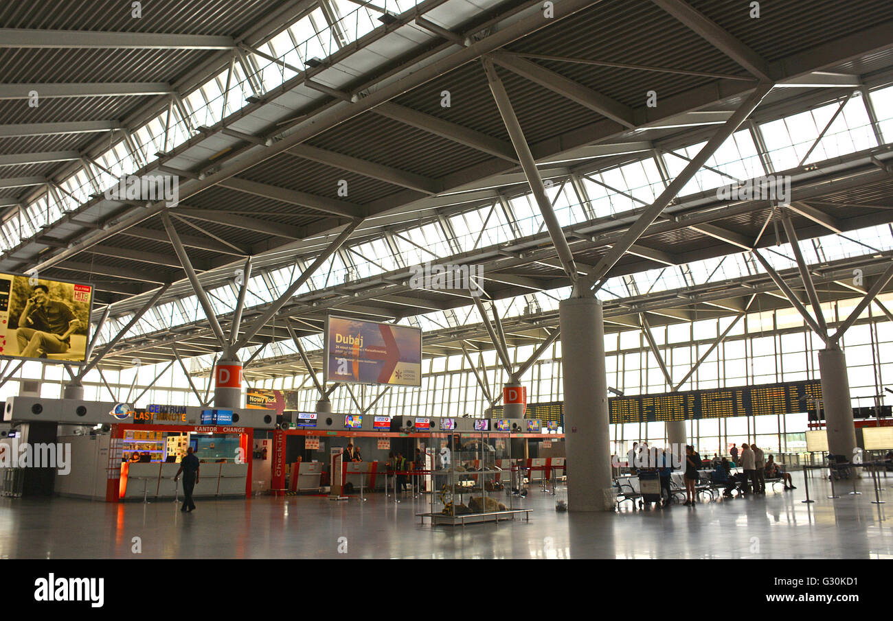 Interno del terminal dell'aeroporto internazionale di Varsavia Frederic Chopin Polonia Foto Stock