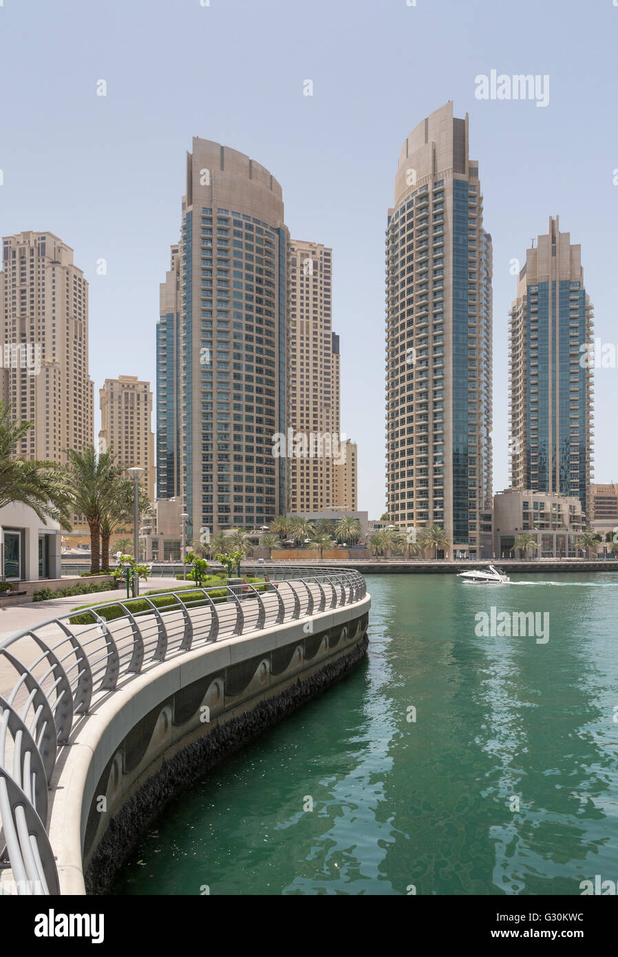 Passaggio pedonale nel quartiere Marina di Dubai Foto Stock