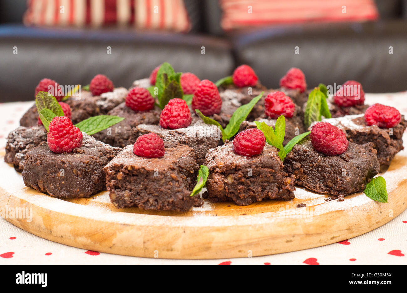 Lampone e rabboccato brownie al cioccolato con foglie di menta. Foto Stock