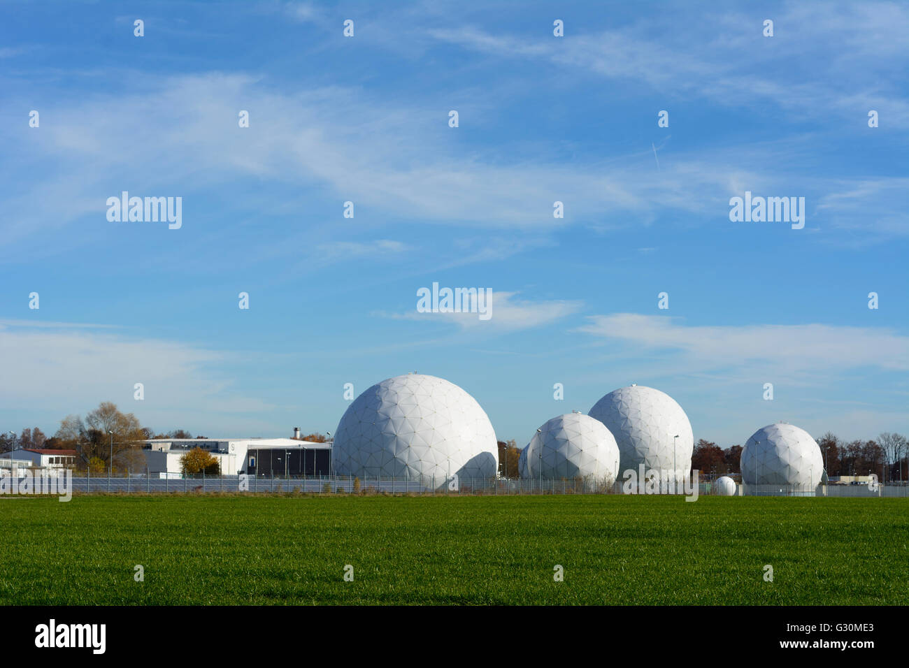 Radome della stazione di ascolto ( ufficio telecomunicazioni BND), in Germania, in Baviera, Bad Aibling Foto Stock