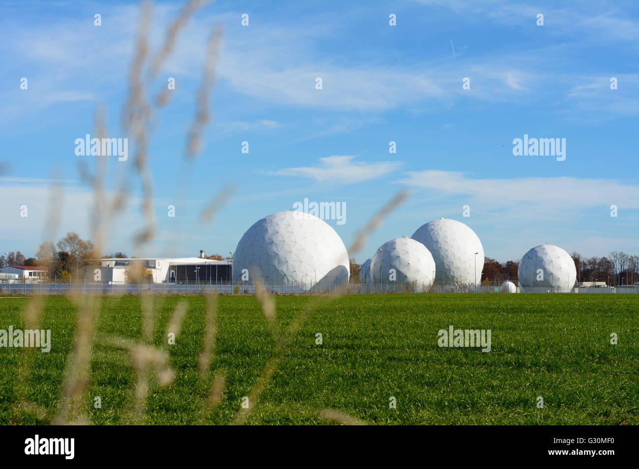 Radome della stazione di ascolto ( ufficio telecomunicazioni BND), in Germania, in Baviera, Bad Aibling Foto Stock