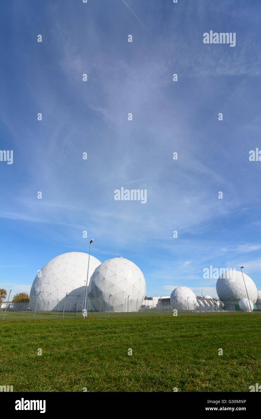 Radome della stazione di ascolto ( ufficio telecomunicazioni BND), in Germania, in Baviera, Bad Aibling Foto Stock