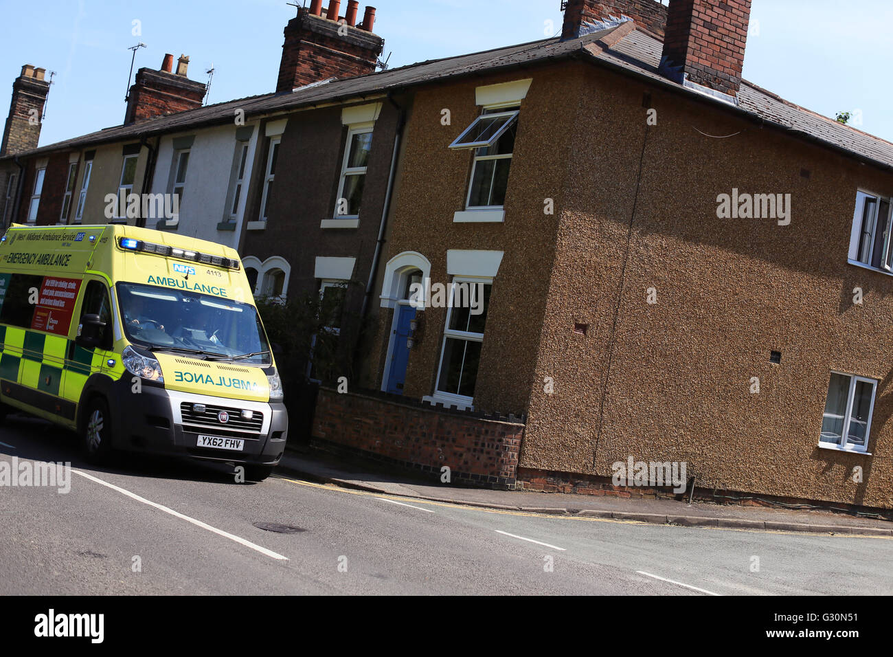 Un West Midlands ambulanza su una chiamata di emergenza in Staffordshire Foto Stock