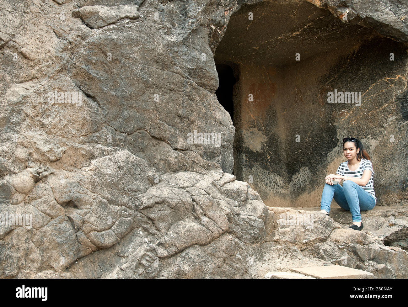 Turisti in Karla Bhaja grotte in Lonavala, India Foto Stock