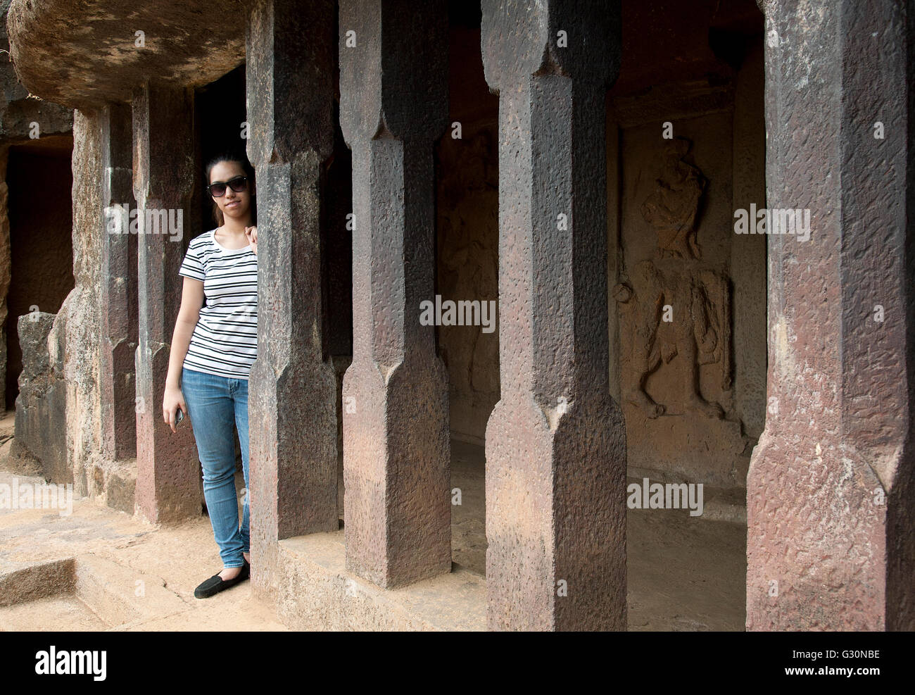 Turisti in Karla Bhaja grotte in Lonavala, India Foto Stock