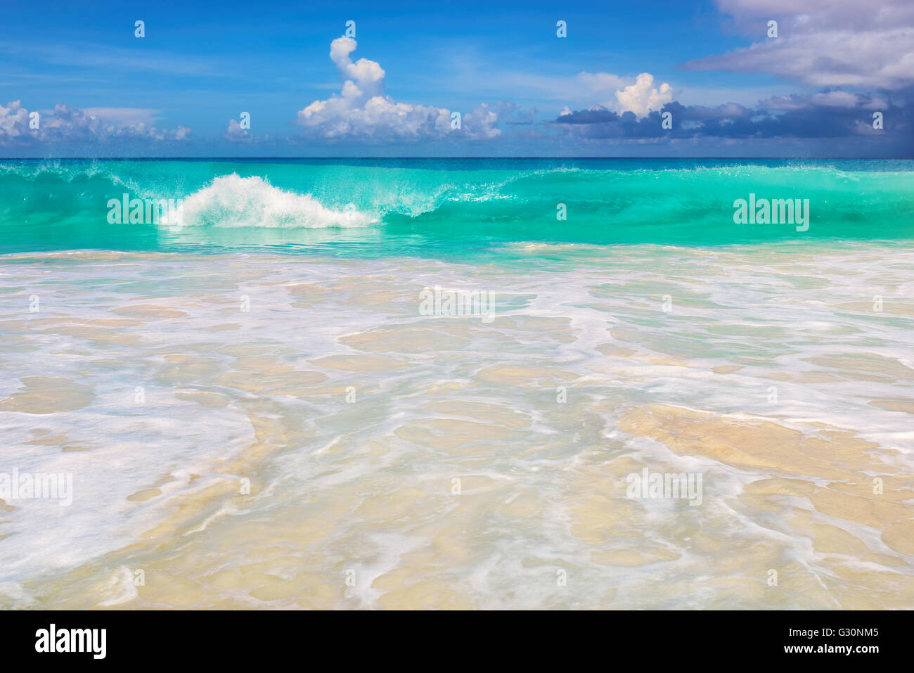 Spiaggia, onde e nuvole Foto Stock