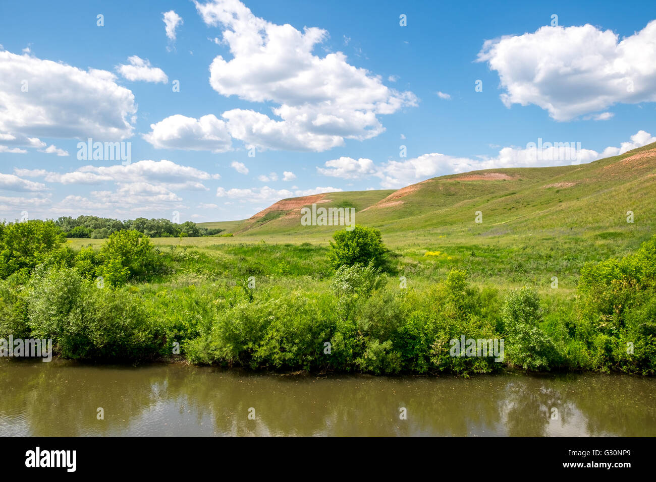 Fiume tranquillo con le colline Foto Stock