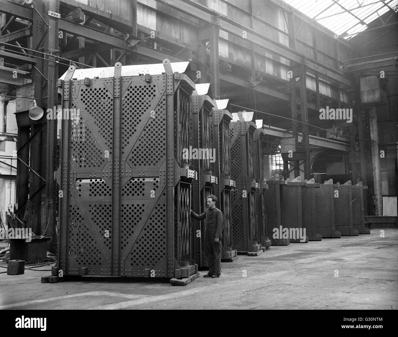 Mining pit gabbie ascensore in costruzione al Lilleshall azienda nello Shropshire Gran Bretagna Regno Unito 1960 Foto Stock