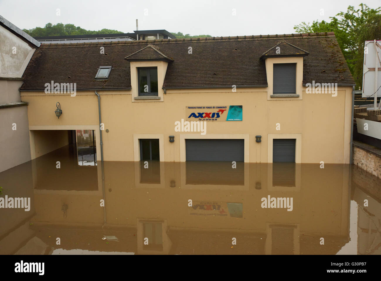 Il Almont traboccato in centro a Melun Foto Stock