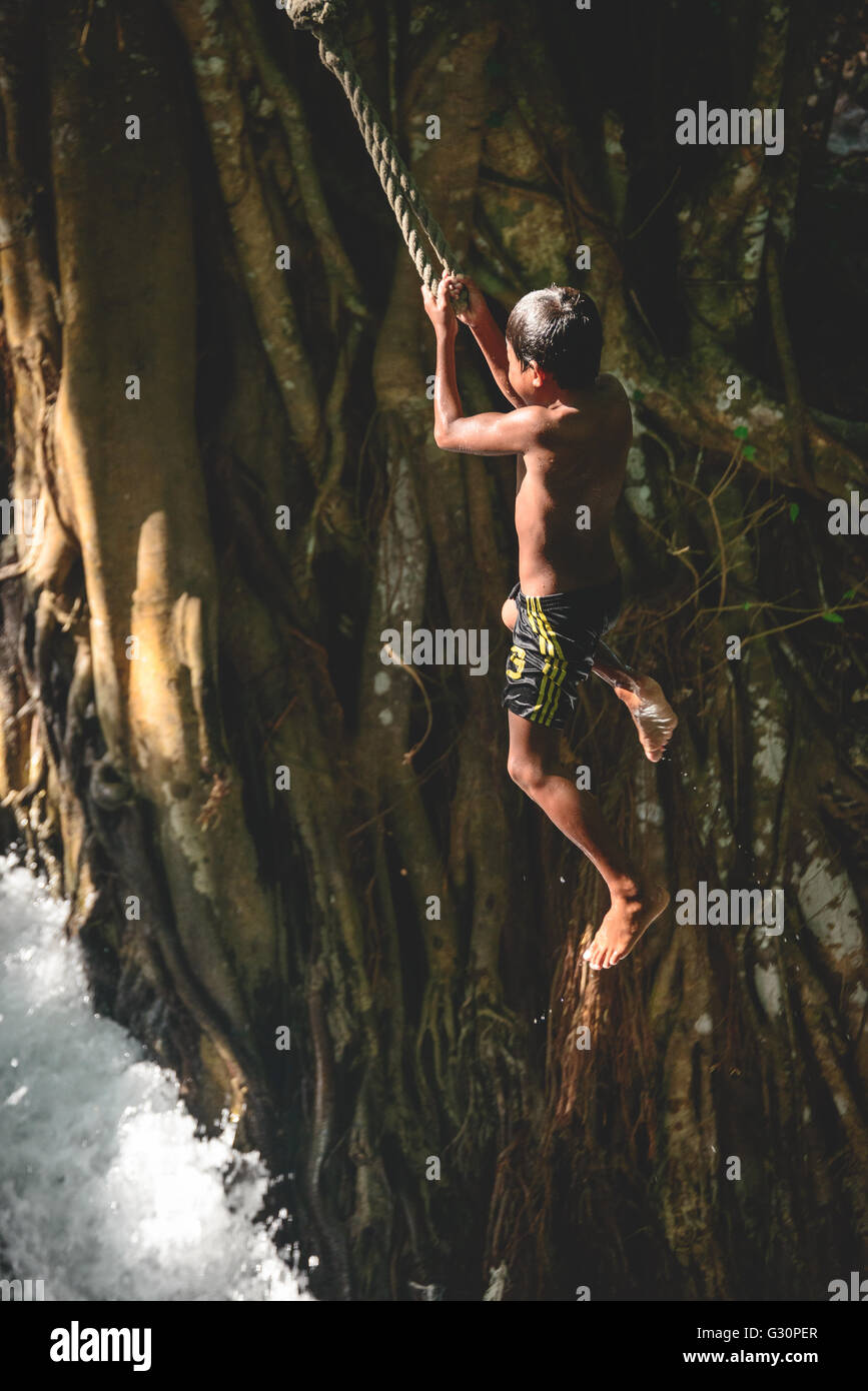 Bambini locali giocare in una cascata in Isola di Moyo Foto Stock