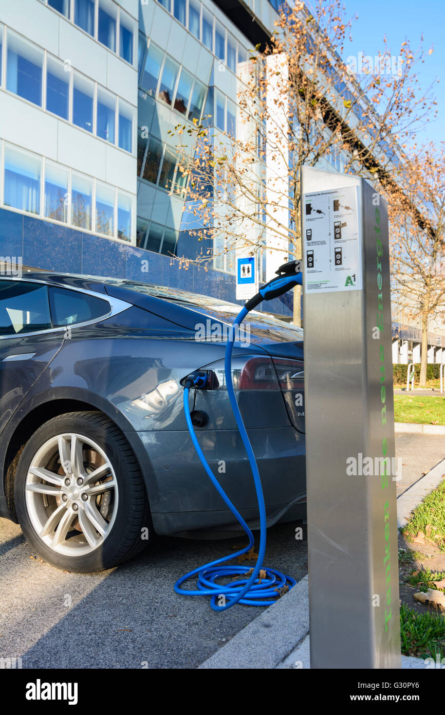 Marca auto Tesla ' ' in corrispondenza di una stazione di carica, Austria, Wien, 02., Wien, Vienna Foto Stock