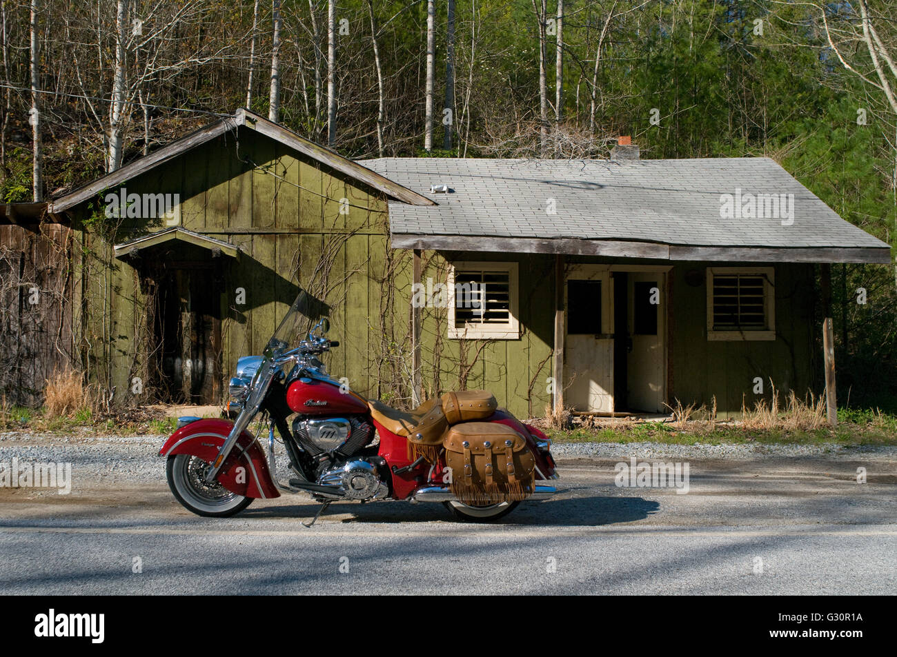 Un nuovo modello di capo indiano Vintage motocicletta davanti a una vecchia casa nei compressori da GA28 a sud delle Highlands, North Carolina, STATI UNITI D'AMERICA Foto Stock