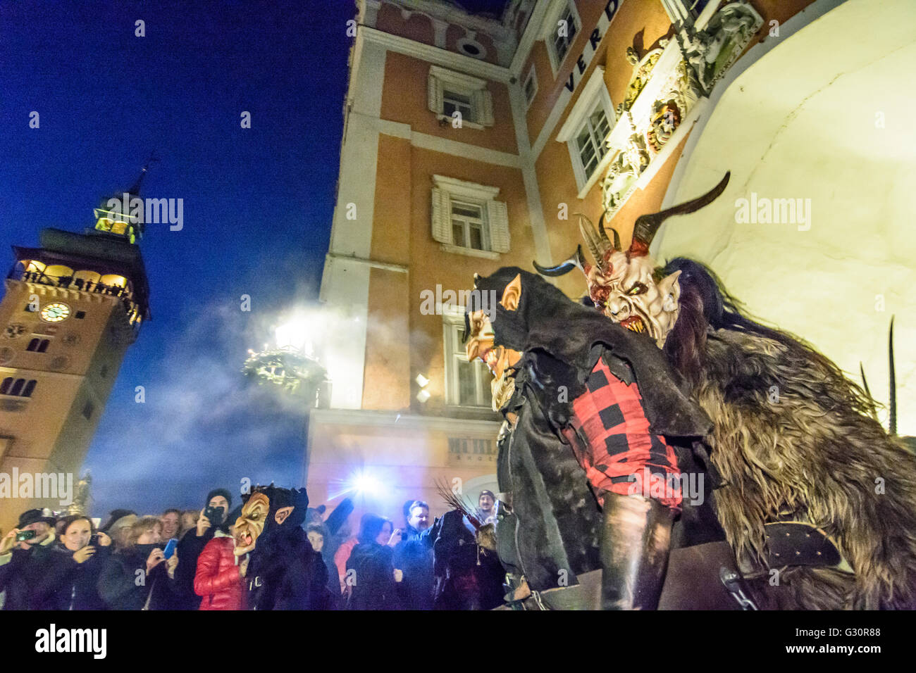 Perchtenlauf (maschera processione) con Krampus nella piazza principale di fronte al Palazzo del Municipio e Verderberhaus, Austria, Niederösterreic Foto Stock