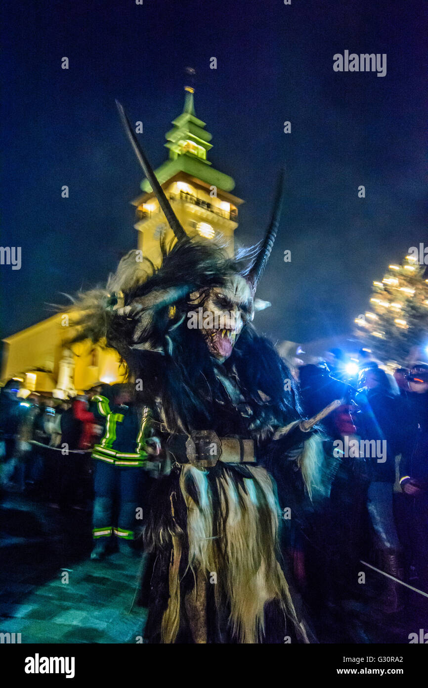 Perchtenlauf (maschera processione) con Krampus nella piazza principale di fronte al Municipio, Austria, Niederösterreich, Austria inferiore, Foto Stock