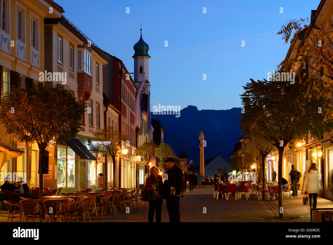 Superiore e inferiore del mercato con Maria Hilf chiesa e colonna mariana, in Germania, in Baviera, Baviera, Baviera, Murnau am Staffelsee Foto Stock