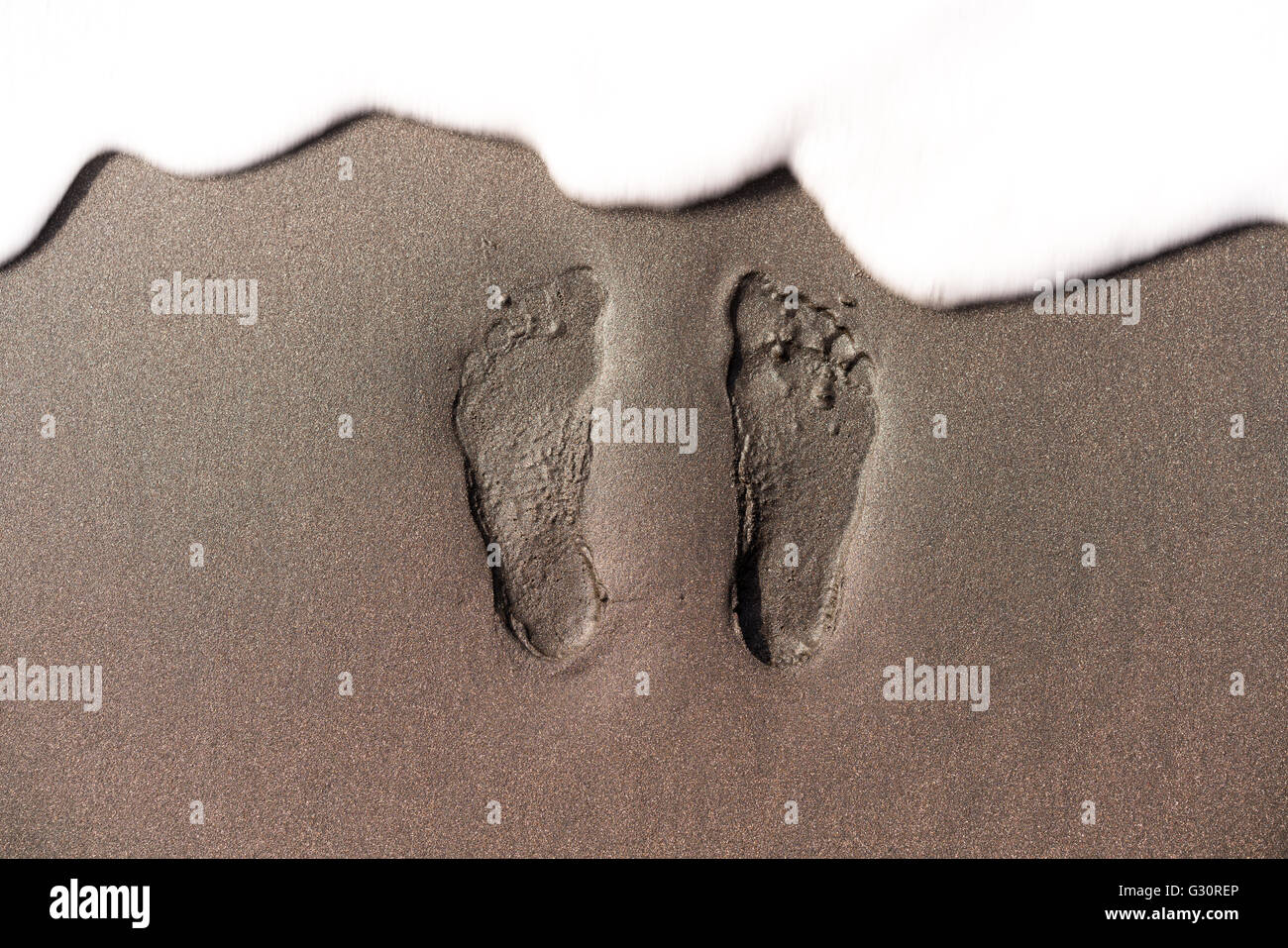 Impronta umana e di dettaglio su una spiaggia di sabbia Foto Stock