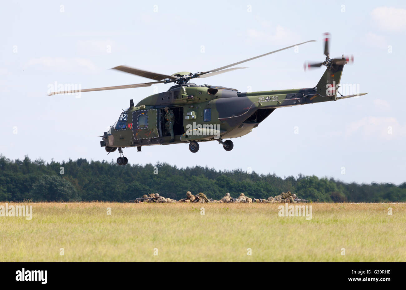 Berlino / Germania - 3 giugno 2016: tactical troop elicottero NH90 dalla nato industrie elicottero vola a Berlino, Germania in giugno Foto Stock