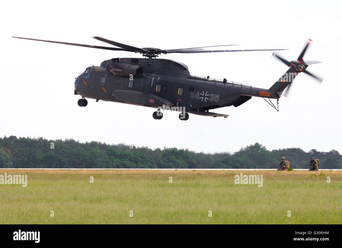 Berlino / Germania - 3 giugno 2016: Sikorsky S-65, CH-53 elicottero trasporto vola a Berlino, in Germania il 3 giugno 2016. Foto Stock