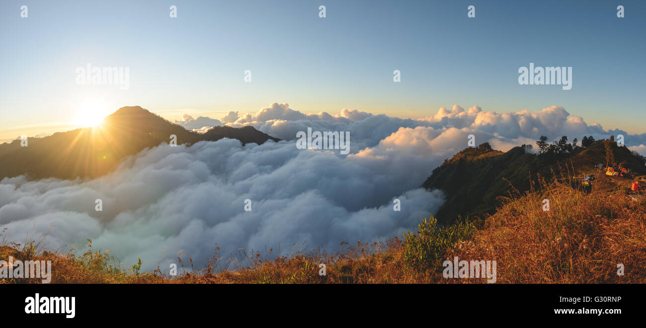 Al di sopra delle nuvole su Mt Rinjani in Indonesia Foto Stock