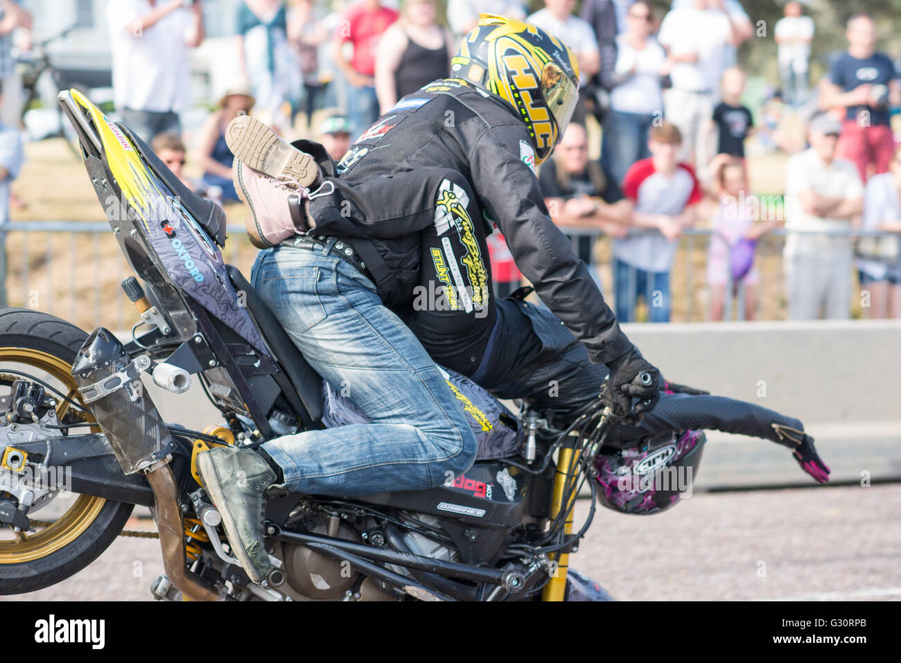 I due fratelli ciclo motore Stunt Team effettuano al Bournemouth ruote Festival, Giugno, 2016. Foto Stock