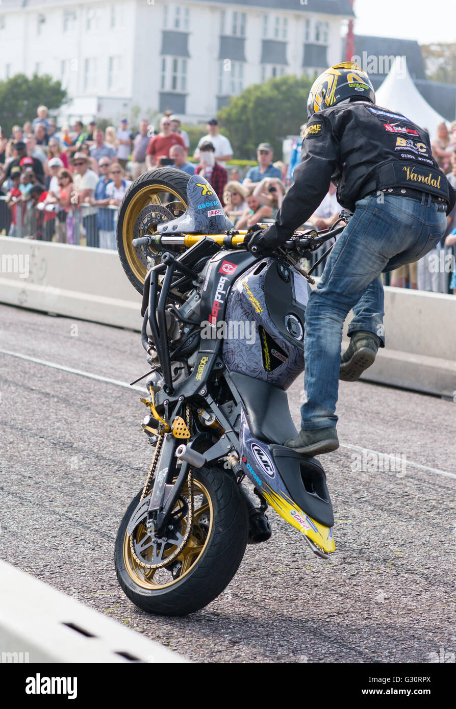 I due fratelli ciclo motore Stunt Team effettuano al Bournemouth ruote Festival, Giugno, 2016. Foto Stock