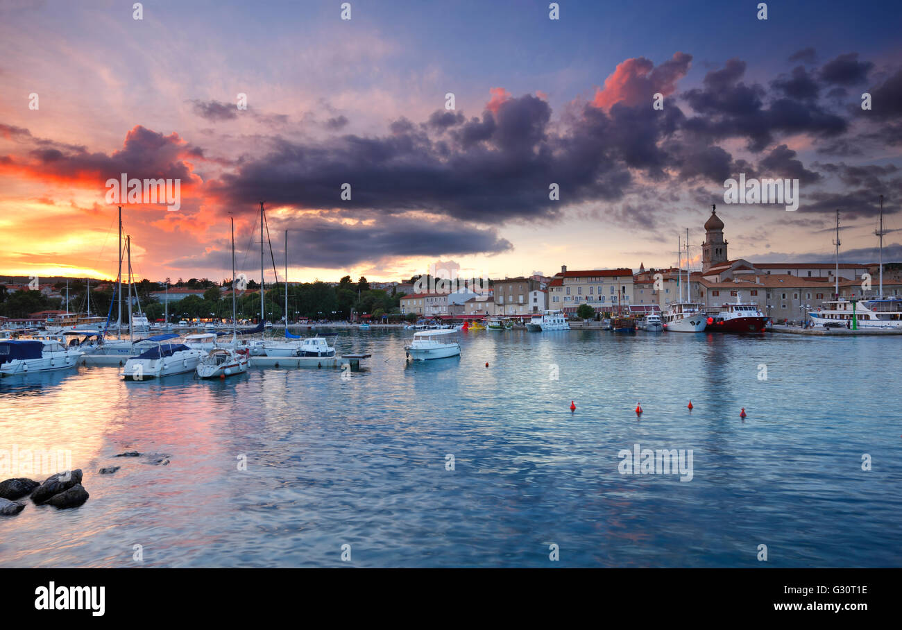 La città di Krk a NUVOLOSO TRAMONTO, isola di Krk, Croazia Foto Stock