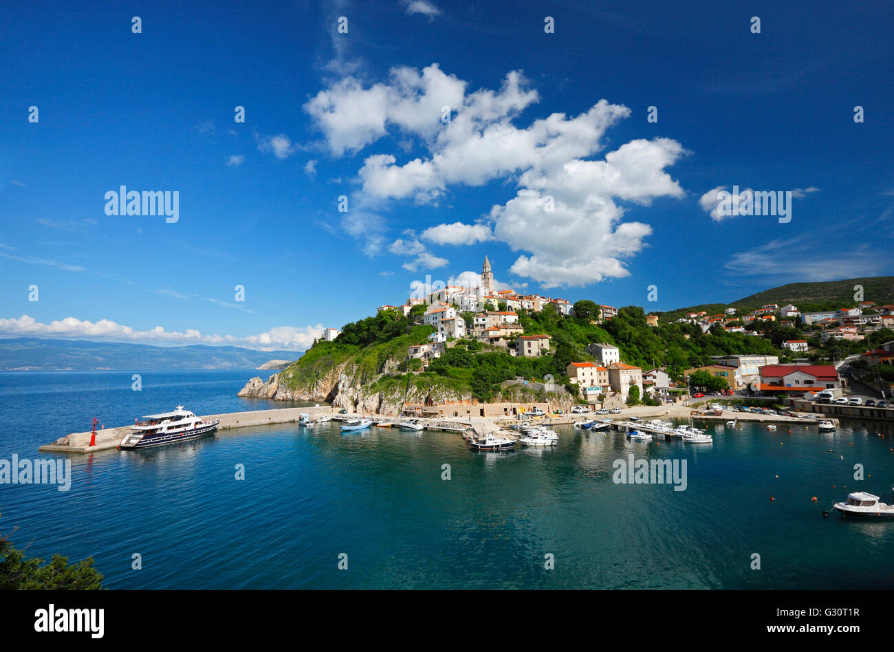 Vrbnik storica città sulla collina in Isola di Krk Foto Stock