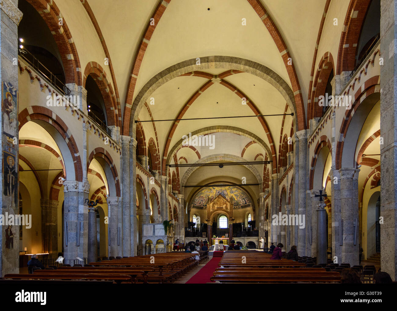 Chiesa di Sant'Ambrogio : navata a un matrimonio, Italia Lombardei, Lombardia, , Mailand, Milano Foto Stock