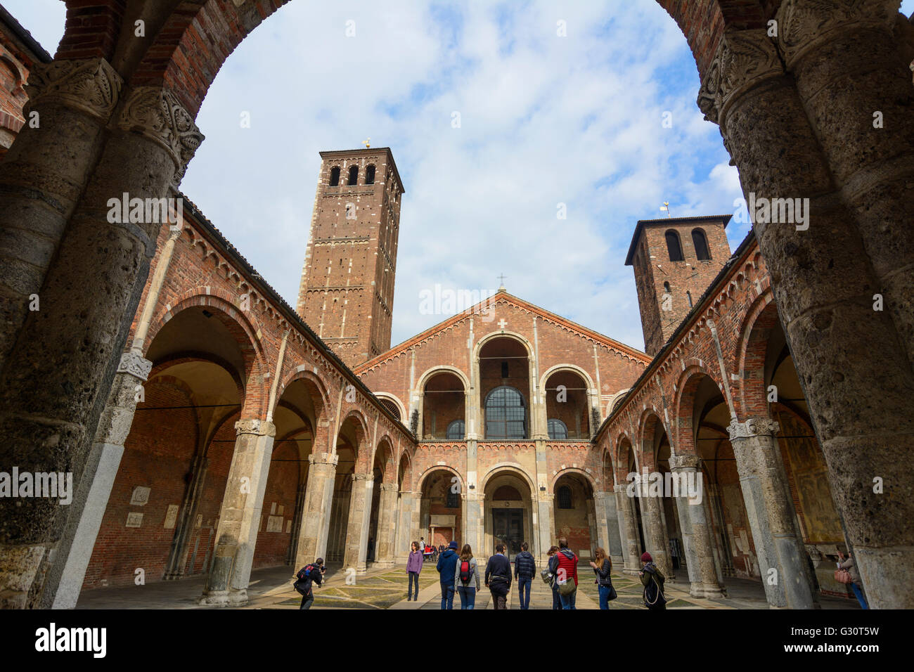 Chiesa di Sant'Ambrogio: atrium, Italia Lombardei, Lombardia, , Mailand, Milano Foto Stock