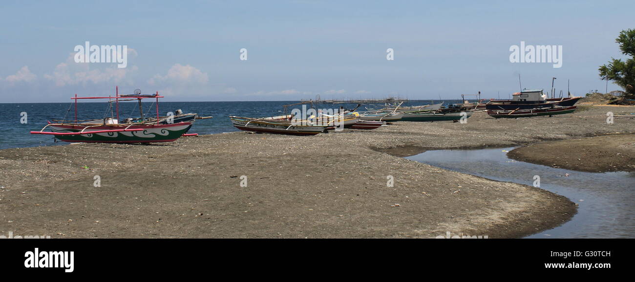 Doppia indigeni outrigger barche da pesca in un villaggio costiero nelle Filippine Foto Stock