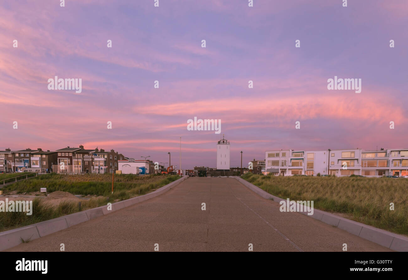 Vista al tramonto sul faro, situato sul Boulevard di Katwijk aan Zee, South Holland, Paesi Bassi. Foto Stock