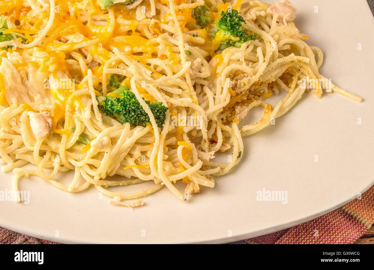 Pollo Alfredo. Piastra di deliziosi e facili da preparare il pollo alfredo conditi con formaggio grattugiato e i broccoli. Foto Stock