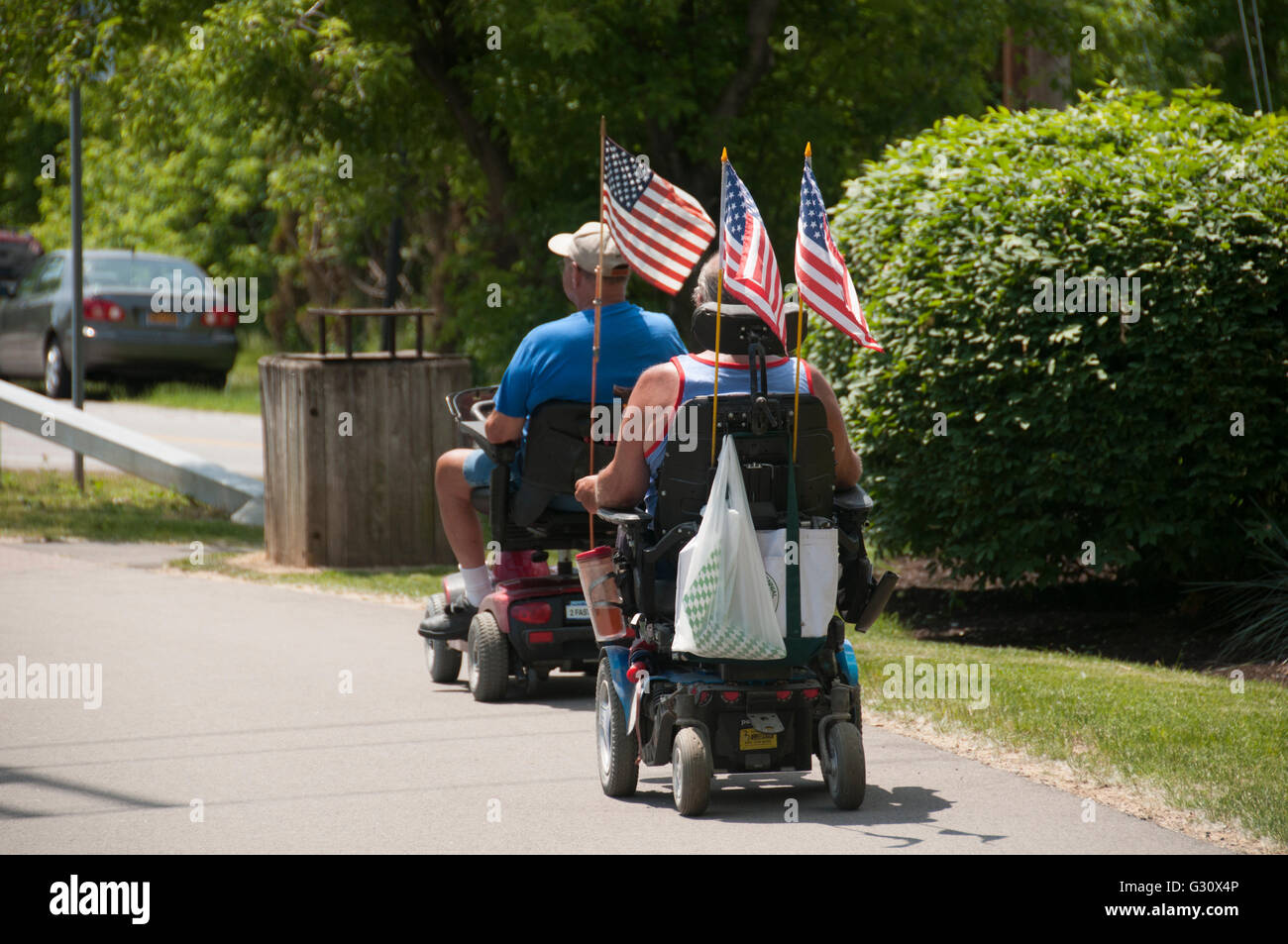 Gli Americani Disabili su scooter elettrici. Foto Stock